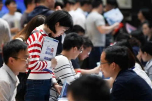 從海歸到“海草” 140萬(wàn)留學(xué)投資與月薪4000的現(xiàn)實(shí)反差